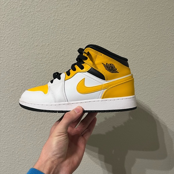 Yellow and white youth jordan 1 - Picture 1 of 7